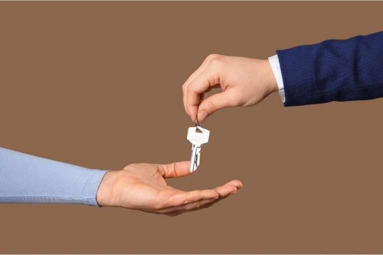 División Inmobiliaria Canva 4 COMPRA Y VENTA DE PROPIEDADES QUITO ECUADOR 2